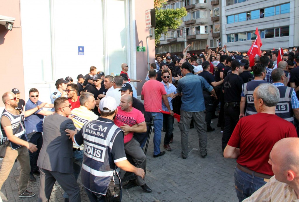 Saglik Bakani Mehmet Muezzinoglu, Siirt'te sehit dusen Jandarma Cavus Bahadir Aydin'in cenaze toreninde vatandaslar tarafindan protesto edildi.