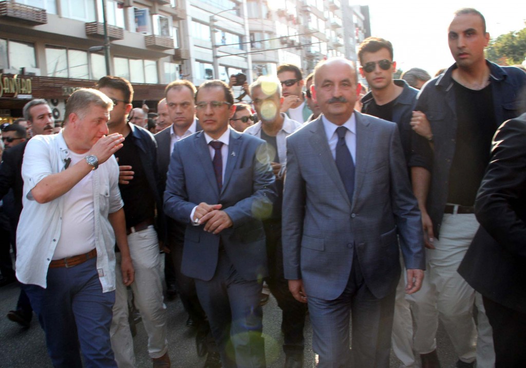 Saglik Bakani Mehmet Muezzinoglu, Siirt'te sehit dusen Jandarma Cavus Bahadir Aydin'in cenaze toreninde vatandaslar tarafindan protesto edildi.